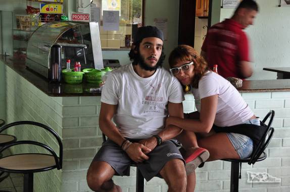 Despedida do João Pedro e da Bruna em lanchonete da rodoviária de Garopaba, litoral sul de Santa Catarina